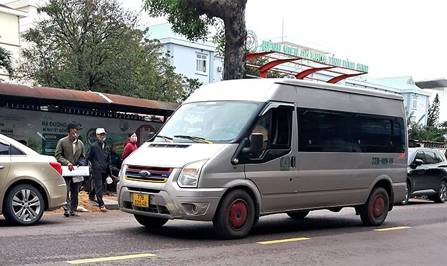 Ô tô khách 16 chỗ ngồi đã bất chấp lệnh cấm, cho xe chạy vào đường Nguyễn Huệ đón, trả khách. Ảnh: VĂN LƯU Ô tô khách 16 chỗ ngồi đã bất chấp lệnh cấm, cho xe chạy vào đường Nguyễn Huệ đón, trả khách. Ảnh: VĂN LƯU