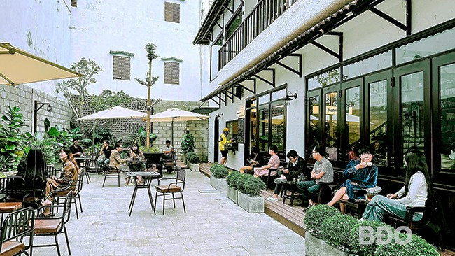 Không gian sang trọng tạo nên nét độc đáo của quán La Anna Coffee & Tea. Ảnh: NGUYỄN DŨNG