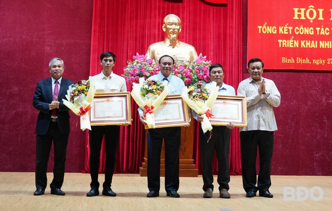 Trao Bằng khen của Thủ tướng Chính phủ cho các cá nhân có thành tích xuất sắc trong học tập và làm theo tư tưởng, đạo đức, phong cách Hồ Chí Minh. Ảnh: N.HÂN Trao Bằng khen của Thủ tướng Chính phủ cho các cá nhân có thành tích xuất sắc trong học tập và làm theo tư tưởng, đạo đức, phong cách Hồ Chí Minh. Ảnh: N.HÂN