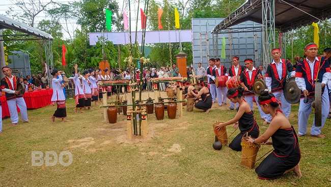 Đồng bào Chăm H’roi huyện Vân Canh tái hiện Lễ cúng thần làng. Ảnh: NGỌC NHUẬN