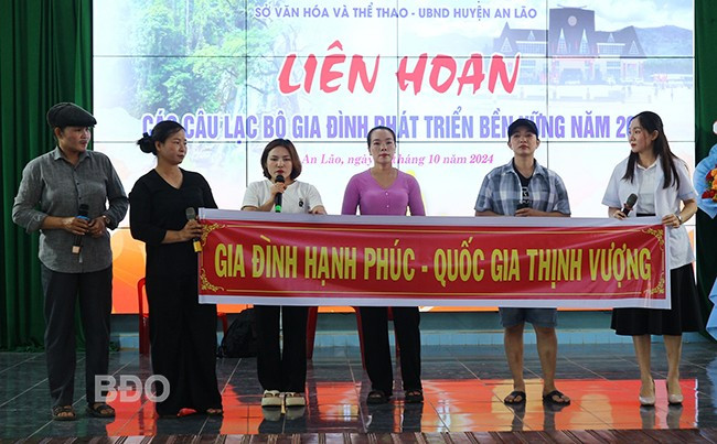 Các nội dung về thực hiện Chiến lược phát triển gia đình Việt Nam và Chương trình giáo dục đạo đức lối sống trong gia đình trên địa bàn tỉnh được các CLB đẩy mạnh tuyên truyền qua liên hoan. Ảnh: K.VY