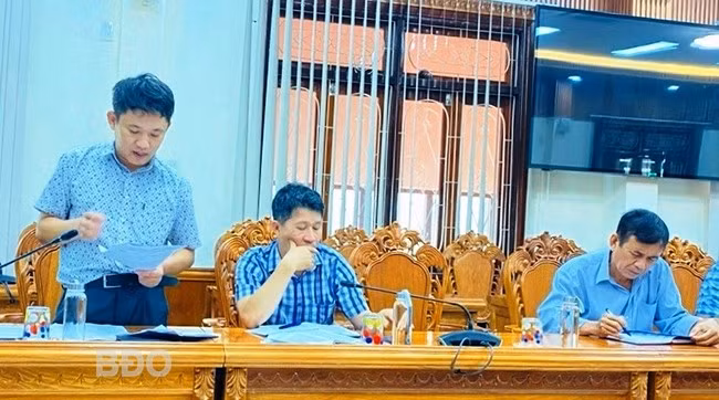 Lãnh đạo Phòng NN&PTNT huyện báo cáo thực trạng khai thác hải sản trái phép của huyện thời gian qua. Ảnh: K.N