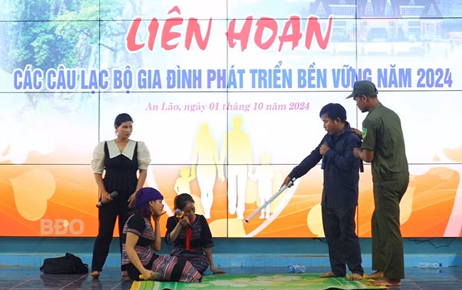 Tiểu phẩm “Hạnh phúc ở nơi đây” do xã An Trung (huyện An Lão) trình bày. Ảnh: K.VY Tiểu phẩm “Hạnh phúc ở nơi đây” do xã An Trung (huyện An Lão) trình bày. Ảnh: K.VY