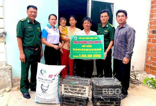 Đồn Biên phòng Nhơn Châu trao hỗ trợ phương tiện sinh kế cho gia đình ông Nguyễn Thành Công. Ảnh: Công Cường. Đồn Biên phòng Nhơn Châu trao hỗ trợ phương tiện sinh kế cho gia đình ông Nguyễn Thành Công. Ảnh: Công Cường.