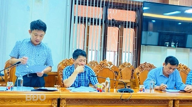 Lãnh đạo Phòng NN&PTNT huyện báo cáo thực trạng khai thác hải sản trái phép của huyện thời gian qua. Ảnh: K.N Lãnh đạo Phòng NN&PTNT huyện báo cáo thực trạng khai thác hải sản trái phép của huyện thời gian qua. Ảnh: K.N