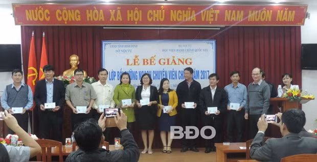 Công chức được bổ nhiệm giữ chức vụ lãnh đạo quản lý phải đảm bảo tiêu chuẩn, điều kiện về lý luận chính trị, quản lý nhà nước, ngoại ngữ, tin học. - Trong ảnh: Sở Nội vụ phối hợp với Cơ sở Học viện Hành chính quốc gia khu vực miền Trung trao chứng chỉ bồi dưỡng nghiệp vụ quản lý nhà nước ngạch Chuyên viên chính cho học viên là cán bộ, công chức, viên chức các cơ quan, đơn vị, địa phương trong tỉnh vào cuối tháng 12.2017. Ảnh: Website Sở Nội vụ