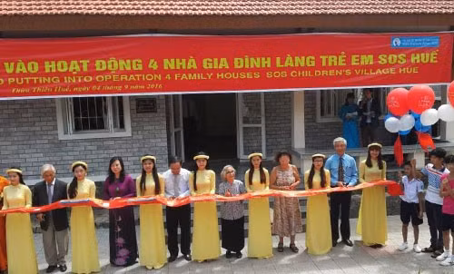 Giáo sư Lê Kim Ngọc đã giúp hàng trăm trẻ Việt Nam có nơi ở yên bình.