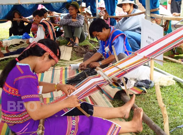 Người dân làng Giọt, xã Vĩnh An dệt thổ cẩm.