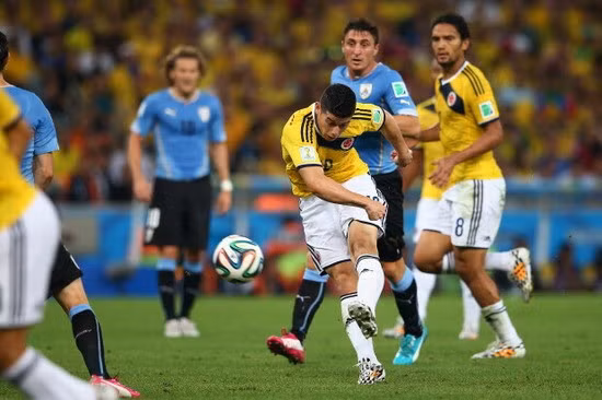 James Rodriguez với cú sút mở tỉ số cho Colombia trong trận đấu với Uruguay. Ảnh: GETTY IMAGE