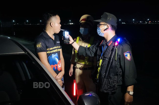 CSGT chủ động kiểm tra ngẫu nhiên nồng độ cồn của lái xe tại một tuyến đường qua thị trấn Cát Tiến, huyện Phù Cát. Ảnh: K.A CSGT chủ động kiểm tra ngẫu nhiên nồng độ cồn của lái xe tại một tuyến đường qua thị trấn Cát Tiến, huyện Phù Cát. Ảnh: K.A