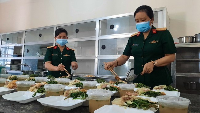 Thượng úy Nguyễn Thị Điểm (bìa trái) luôn tận tụy trong công việc “nuôi quân”. Ảnh: X.N Thượng úy Nguyễn Thị Điểm (bìa trái) luôn tận tụy trong công việc “nuôi quân”. Ảnh: X.N