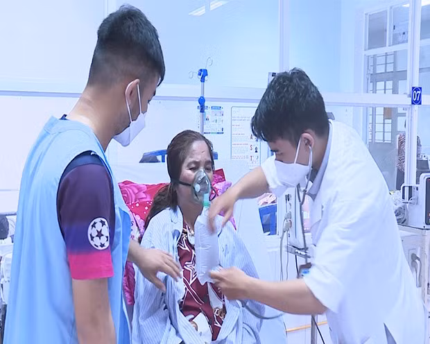 Bác sĩ Nguyễn Trường Phú (bên phải) thăm khám cho bệnh nhân. Ảnh: N.PHƯỚC