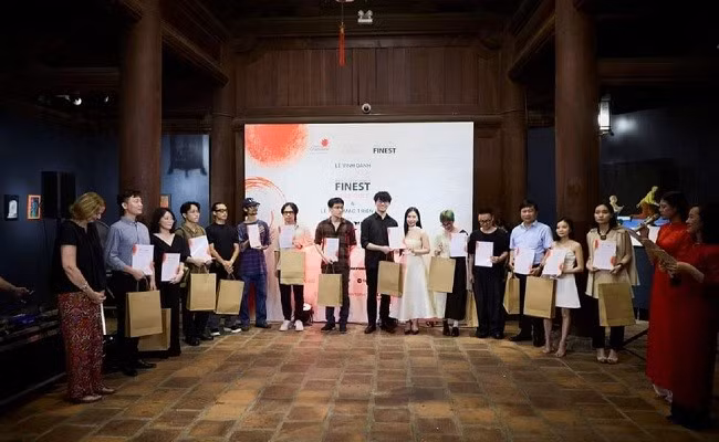 TS Trần Thanh Sơn - Phó Giám đốc ICISE (đứng thứ năm bên phải sang) dự lễ vinh danh Hanoi Grapevine's Finest 2022 - 2023 và triển lãm The Grapevine Selection. Ảnh: ICISE