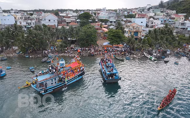 Lễ hội cầu ngư tổ chức vào tháng 4 âm lịch quy mô lớn hơn so với Lễ hội cầu ngư tổ chức trong tháng Giêng âm lịch. Ảnh: NGỌC NHUẬN Lễ hội cầu ngư tổ chức vào tháng 4 âm lịch quy mô lớn hơn so với Lễ hội cầu ngư tổ chức trong tháng Giêng âm lịch. Ảnh: NGỌC NHUẬN