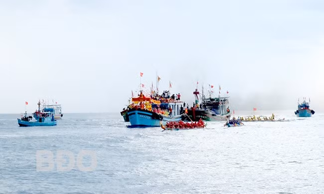 Thực hiện các nghi lễ nghinh thần Nam Hải trên thuyền tại khu vực cửa biển Đề Gi. Ảnh: NGỌC NHUẬN Thực hiện các nghi lễ nghinh thần Nam Hải trên thuyền tại khu vực cửa biển Đề Gi. Ảnh: NGỌC NHUẬN