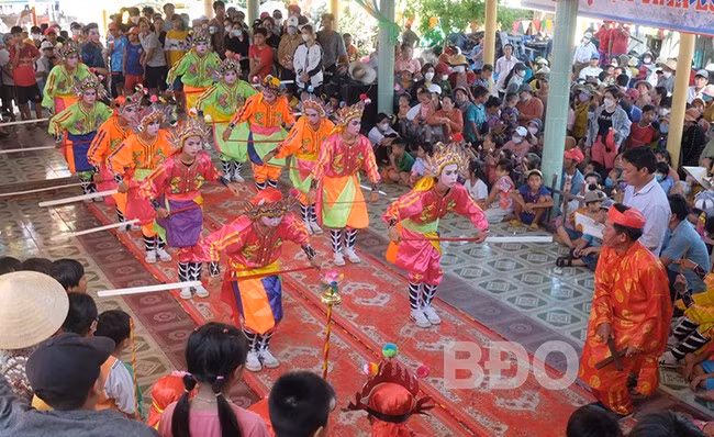 Biểu diễn bá trạo hầu thần. Ảnh: NGỌC NHUẬN Biểu diễn bá trạo hầu thần. Ảnh: NGỌC NHUẬN