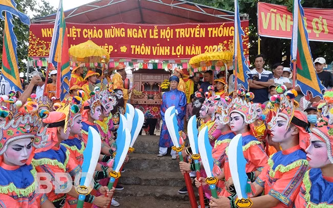 Nghinh Ông về bờ. Ảnh: NGỌC NHUẬN Nghinh Ông về bờ. Ảnh: NGỌC NHUẬN