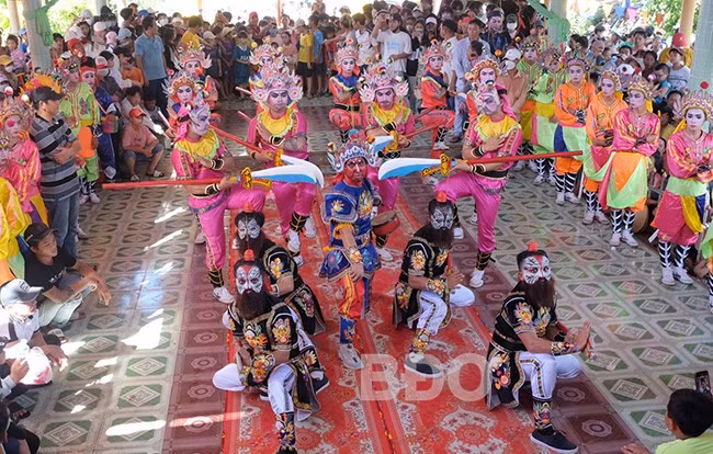 Biểu diễn múa gươm hầu thần. Ảnh: NGỌC NHUẬN Biểu diễn múa gươm hầu thần. Ảnh: NGỌC NHUẬN