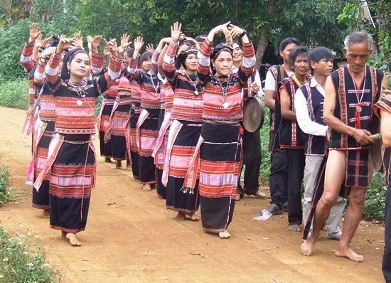 Múa rước dâu theo nghi thức truyền thống trong một đám cưới của người Bana ở xã Vĩnh Sơn, huyện Vĩnh Thạnh. Ảnh: NGUYÊN VIỆT