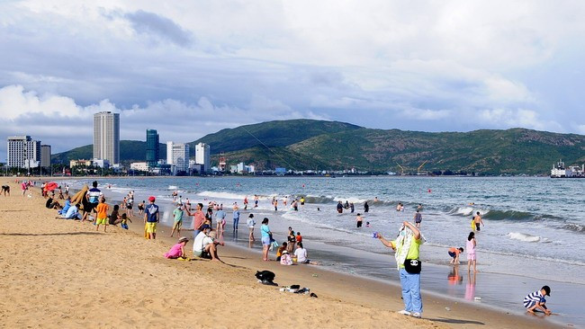 Không khí tại bãi biển phía đường Xuân Diệu nằm trước Quảng trường Nguyễn Tất Thành vào những chiều hè trở nên rộn rã. Ảnh: NGỌC NHUẬN