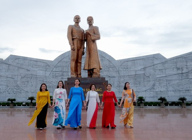 Tượng đài Nguyễn Sinh Sắc - Nguyễn Tất Thành là điểm chụp ảnh lưu niệm ý nghĩa được người dân và du khách tâm đắc lựa chọn. Ảnh: NGỌC NHUẬN