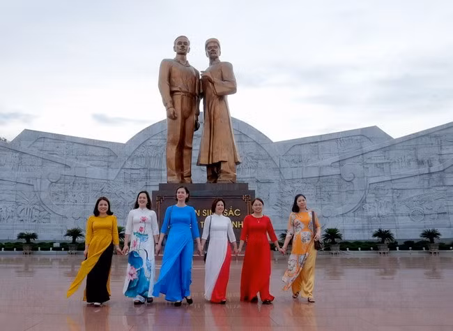 Tượng đài Nguyễn Sinh Sắc - Nguyễn Tất Thành là điểm chụp ảnh lưu niệm ý nghĩa được người dân và du khách tâm đắc lựa chọn. Ảnh: NGỌC NHUẬN