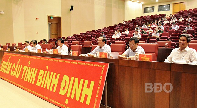 Đồng chí Hồ Quốc Dũng - Ủy viên Trung ương Đảng, Bí thư Tỉnh ủy, Chủ tịch HĐND tỉnh và các đồng chí Ủy viên Ban thường vụ Tỉnh ủy dự Hội nghị tại điểm cầu Bình Định. Ảnh: N.M