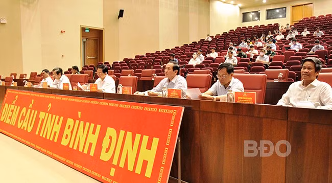 Đồng chí Hồ Quốc Dũng - Ủy viên Trung ương Đảng, Bí thư Tỉnh ủy, Chủ tịch HĐND tỉnh và các đồng chí Ủy viên Ban thường vụ Tỉnh ủy dự Hội nghị tại điểm cầu Bình Định. Ảnh: N.M