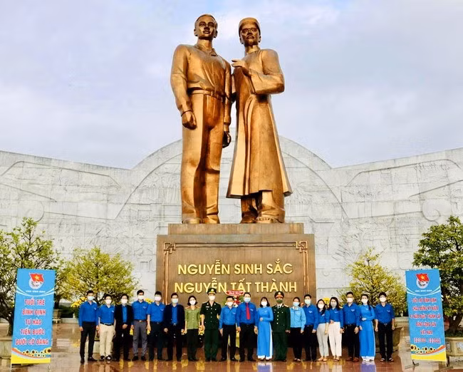 Quảng trường Nguyễn Tất Thành còn là nơi các tổ chức, đoàn thể đến báo công với Bác. Ảnh: TỈNH ĐOÀN BÌNH ĐỊNH