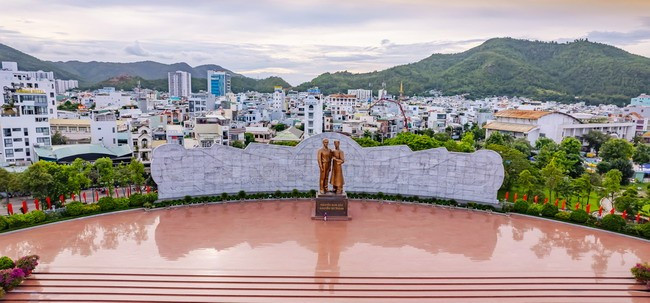 Tượng đài Nguyễn Sinh Sắc - Nguyễn Tất Thành tại Quảng trường. Ảnh: DŨNG NHÂN