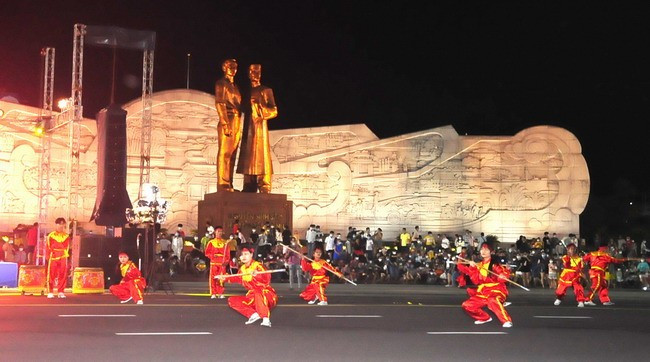 Quảng trường Nguyễn Tất Thành là địa điểm được tỉnh và TP Quy Nhơn tổ chức các sự kiện văn hóa, nghệ thuật, TDTT tạo điểm nhấn du lịch. Ảnh: NGỌC NHUẬN