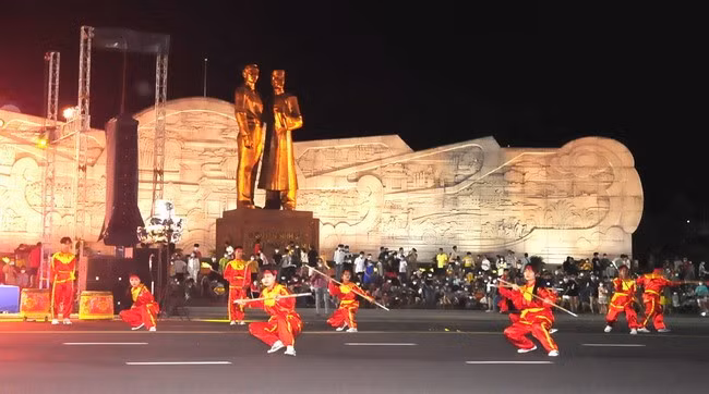 Quảng trường Nguyễn Tất Thành là địa điểm được tỉnh và TP Quy Nhơn tổ chức các sự kiện văn hóa, nghệ thuật, TDTT tạo điểm nhấn du lịch. Ảnh: NGỌC NHUẬN