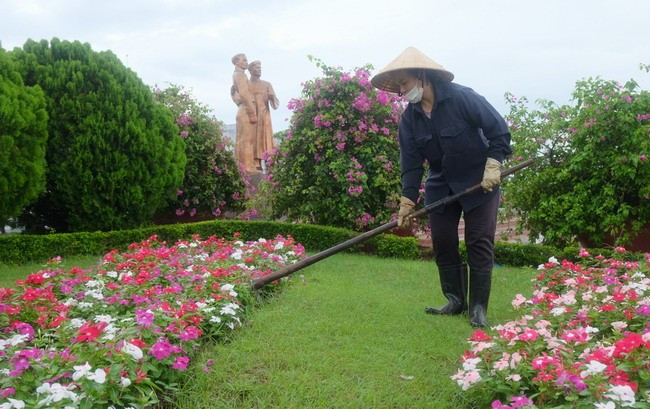 Đều đặn mỗi ngày, công nhân Công ty CP Công viên cây xanh và Chiếu sáng đô thị Quy Nhơn chăm sóc cảnh quan khuôn viên Quảng trường Nguyễn Tất Thành. Ảnh: NGỌC NHUẬN
