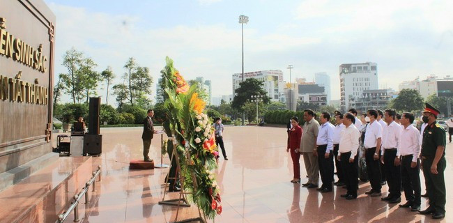Lãnh đạo tỉnh dâng hoa tại Tượng đài Nguyễn Sinh Sắc - Nguyễn Tất Thành (ảnh chụp ngày 18.4.2022). Ảnh: HOÀI THU
