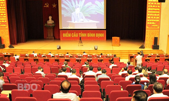 Hội nghị quán triệt, triển khai Nghị quyết số 06-NQ/TW của Bộ Chính trị về quy hoạch, xây dựng, quản lý và phát triển bền vững đô thị Việt Nam đến năm 2030, tầm nhìn đến năm 2045 tại điểm cầu Bình Định. Ảnh: N.M.
