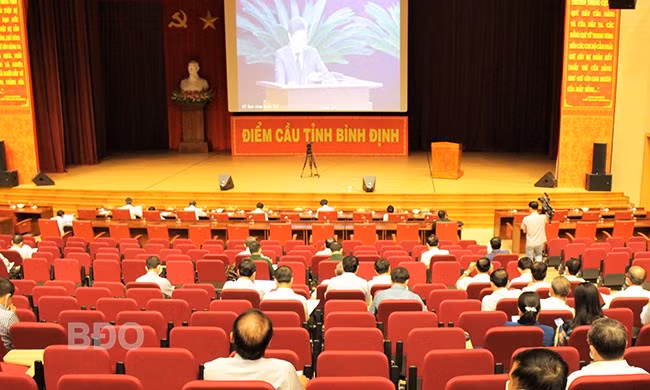 Hội nghị quán triệt, triển khai Nghị quyết số 06-NQ/TW của Bộ Chính trị về quy hoạch, xây dựng, quản lý và phát triển bền vững đô thị Việt Nam đến năm 2030, tầm nhìn đến năm 2045 tại điểm cầu Bình Định. Ảnh: N.M.