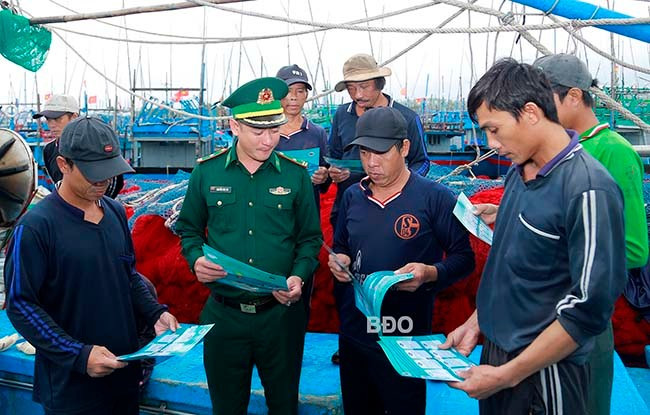 Đồn Biên phòng Tam Quan Nam tuyên truyền pháp luật cho ngư dân. Ảnh: H.P