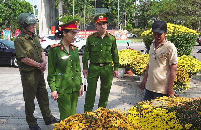 Lực lượng tham gia bảo vệ ANTT ở cơ sở phường Trần Phú (TP Quy Nhơn) hỗ trợ CA tuần tra bảo vệ ANTT chợ hoa Xuân Ất Tỵ 2025. Ảnh: M.N Lực lượng tham gia bảo vệ ANTT ở cơ sở phường Trần Phú (TP Quy Nhơn) hỗ trợ CA tuần tra bảo vệ ANTT chợ hoa Xuân Ất Tỵ 2025. Ảnh: M.N