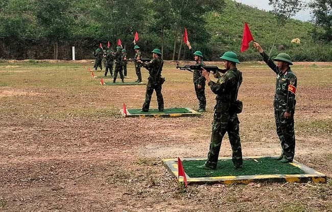 Chiến sĩ mới kiểm tra bắn súng. Ảnh: X.N