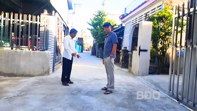 Tuyến đê ngăn mặn cũng là tuyến đường giao thông phục vụ đi lại cho hơn 200 hộ dân thôn Đông Điền vừa được nâng cấp đưa vào sử dụng. Ảnh: X.T