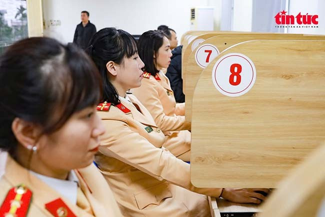 Cục Cảnh sát giao thông, Bộ Công an chính thức áp dụng bộ đề lý thuyết mới trong kỳ thi sát hạch cấp Giấy phép lái xe cơ giới đường bộ trên toàn quốc. Cục Cảnh sát giao thông, Bộ Công an chính thức áp dụng bộ đề lý thuyết mới trong kỳ thi sát hạch cấp Giấy phép lái xe cơ giới đường bộ trên toàn quốc.