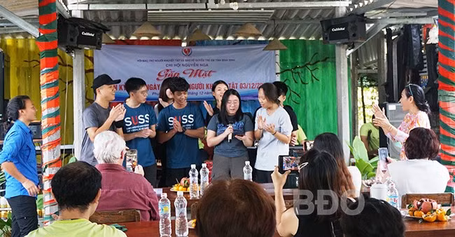 Sinh viên đến từ Singapore hát giao lưu tại buổi gặp mặt. Ảnh: T.K