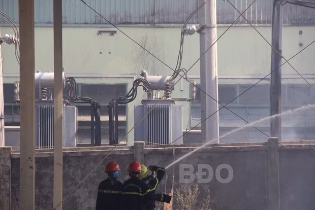 Trạm biến áp của nhà máy bị nổ.