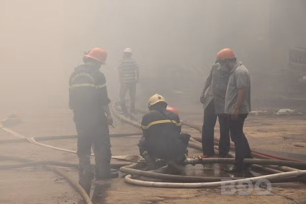 Khói nghi ngút trong khu vực dập lửa.