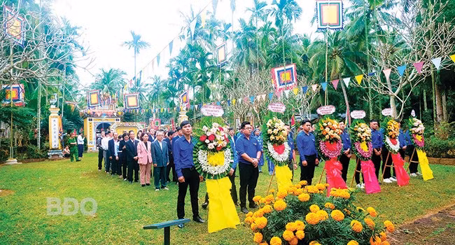Phường Hoài Thanh Tây lấy văn hóa, giáo dục làm nền tảng để thúc đẩy phát triển kinh tế - xã hội địa phương. Trong ảnh: Dâng hương, dâng hoa tại khu di tích lịch sử Đền thờ danh nhân văn hóa Đào Duy Từ.