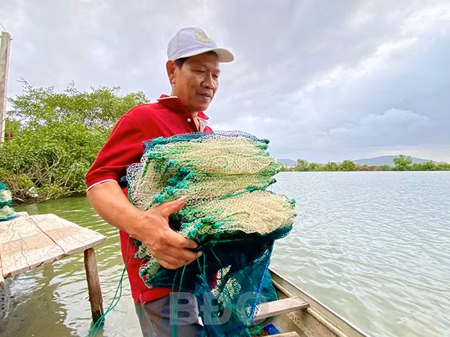 Ông Hồ Trọng Lập chú trọng sản xuất và chăn nuôi theo phương châm “lấy ngắn nuôi dài, phát triển bền vững”. Ông Hồ Trọng Lập chú trọng sản xuất và chăn nuôi theo phương châm “lấy ngắn nuôi dài, phát triển bền vững”.