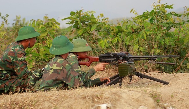 Lực lượng dự bị động viên thực hành tại diễn tập khu vực phòng thủ huyện Tây Sơn. Ảnh: H.P