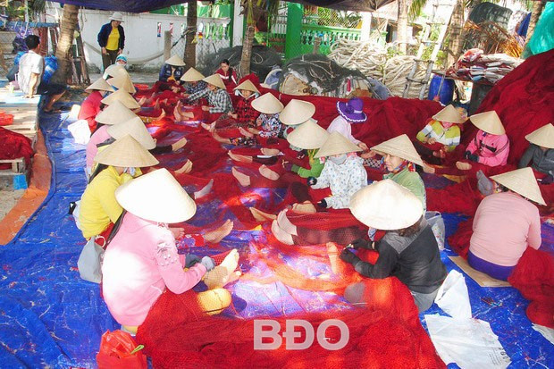 Hoạt động vá lưới ở làng biển Vĩnh Lợi, xã Mỹ Thành (Phù Mỹ). Hoạt động vá lưới ở làng biển Vĩnh Lợi, xã Mỹ Thành (Phù Mỹ).