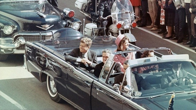 Đoàn xe của Tổng thống John F. Kennedy ở Dallas, Texas, ngày 22.11.1963. Ảnh: Getty Đoàn xe của Tổng thống John F. Kennedy ở Dallas, Texas, ngày 22.11.1963. Ảnh: Getty