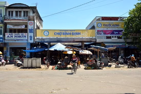 Một phía cổng chợ Bình Định ngày nay (tức chợ Gò Chàm trước đây) trên đường Quang Trung, phường Bình Định, thị xã An Nhơn. Ảnh: TÔ HỒNG PHƯƠNG